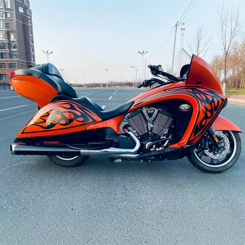 Модифицированный кросс‑рейс мотоцикл Yamaha, в стиле BMW, ретро импорт, матовый чёрный с жёлтыми акцентами