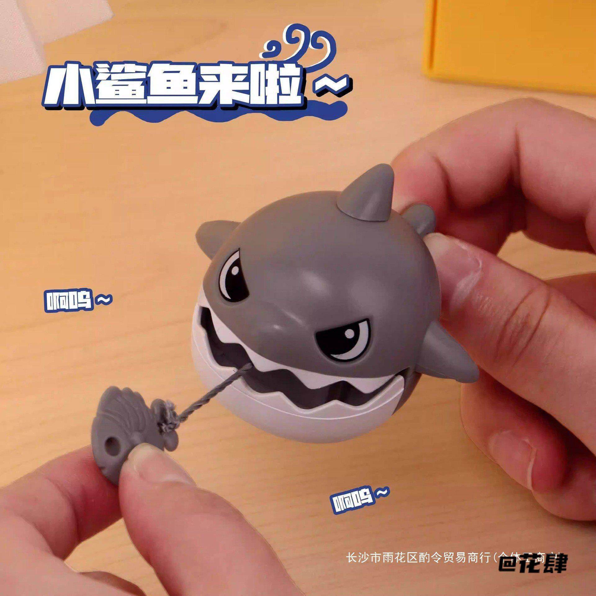 咬线鲨鱼挂件大鱼吃小鱼拉线咬牙钥匙扣鲨鱼挂件包包挂件解压灰色,服饰配件/皮带/帽子/围巾,钥匙扣,淘宝优惠券,粉丝福利购,淘宝优惠卷