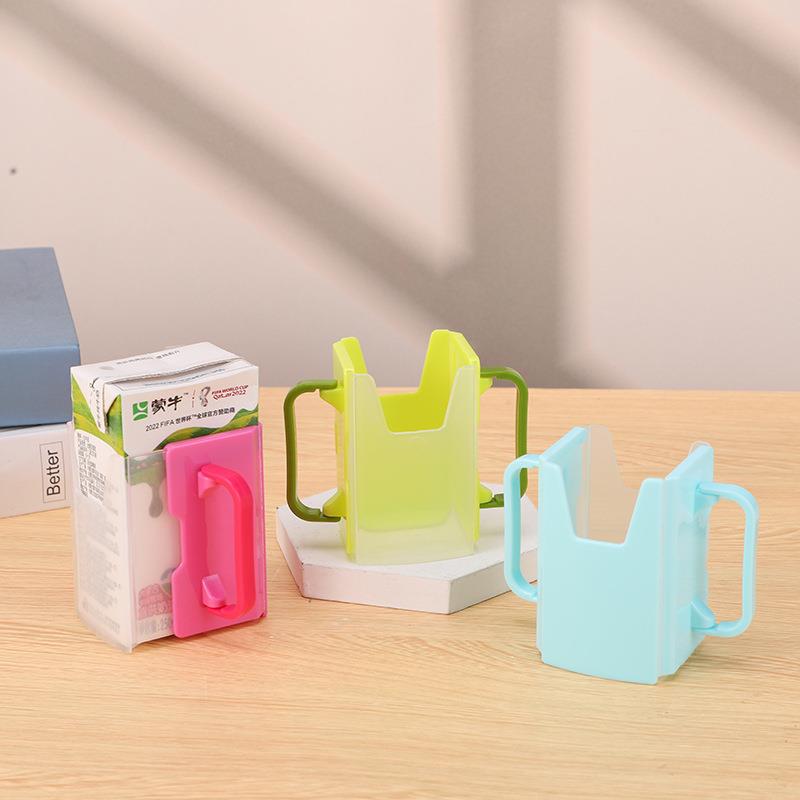 牛奶防挤压盒大小可调节儿童防捏溢漏杯托支架宝宝喝饮料防烫洒套