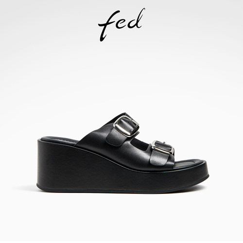 皮带扣一字带坡跟凉拖鞋