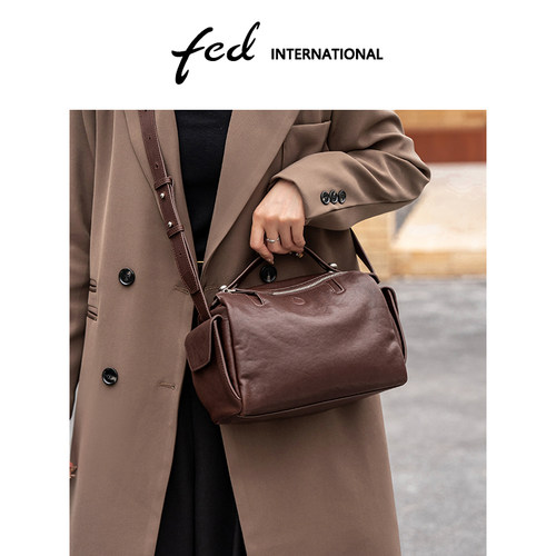 fed植鞣皮头层牛皮斜垮单肩波士顿包长期主义雅丹风枕头包BFA9100
