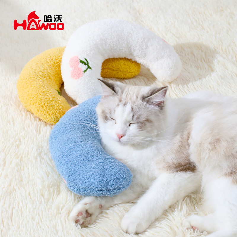 新款宠物抱枕泰迪绒半月造型枕头狗狗猫咪保护颈椎睡垫厂家