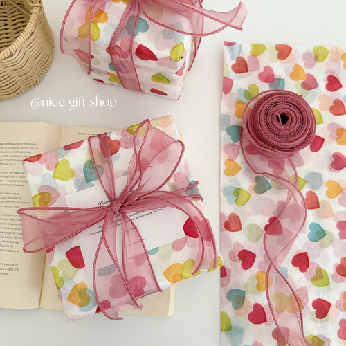 爱心满满的礼物包装纸