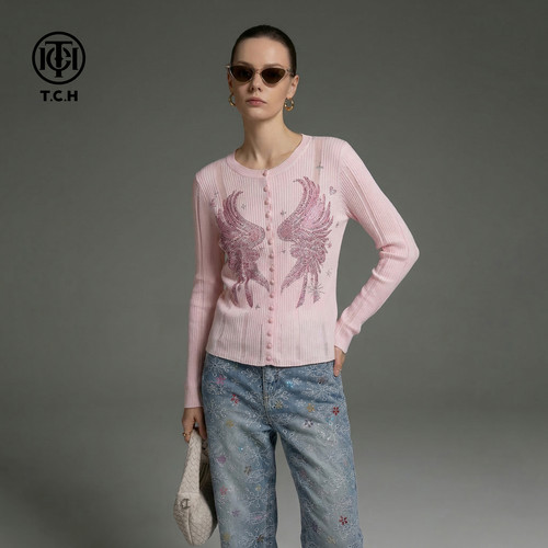 TCH【时尚减龄】秋款百搭时尚烫钻粉色女装针织开衫T78A43E1135