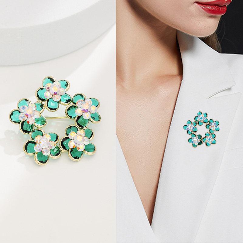 高级感绿色水晶花朵胸针女西装外套轻奢配饰胸花别针扣2026年新款