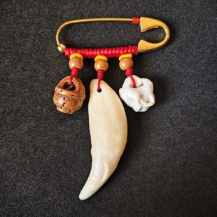 黑狗牙沙金别针婴儿宝宝孕妇出行猪惊骨桃木蓝真狗牙齿护胸针挂件