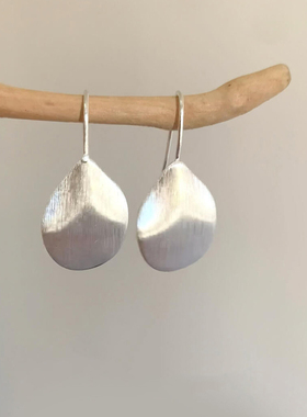 简约风银色拉丝叶片耳环女2025新爆款高级感耳钉轻奢小众设计耳饰