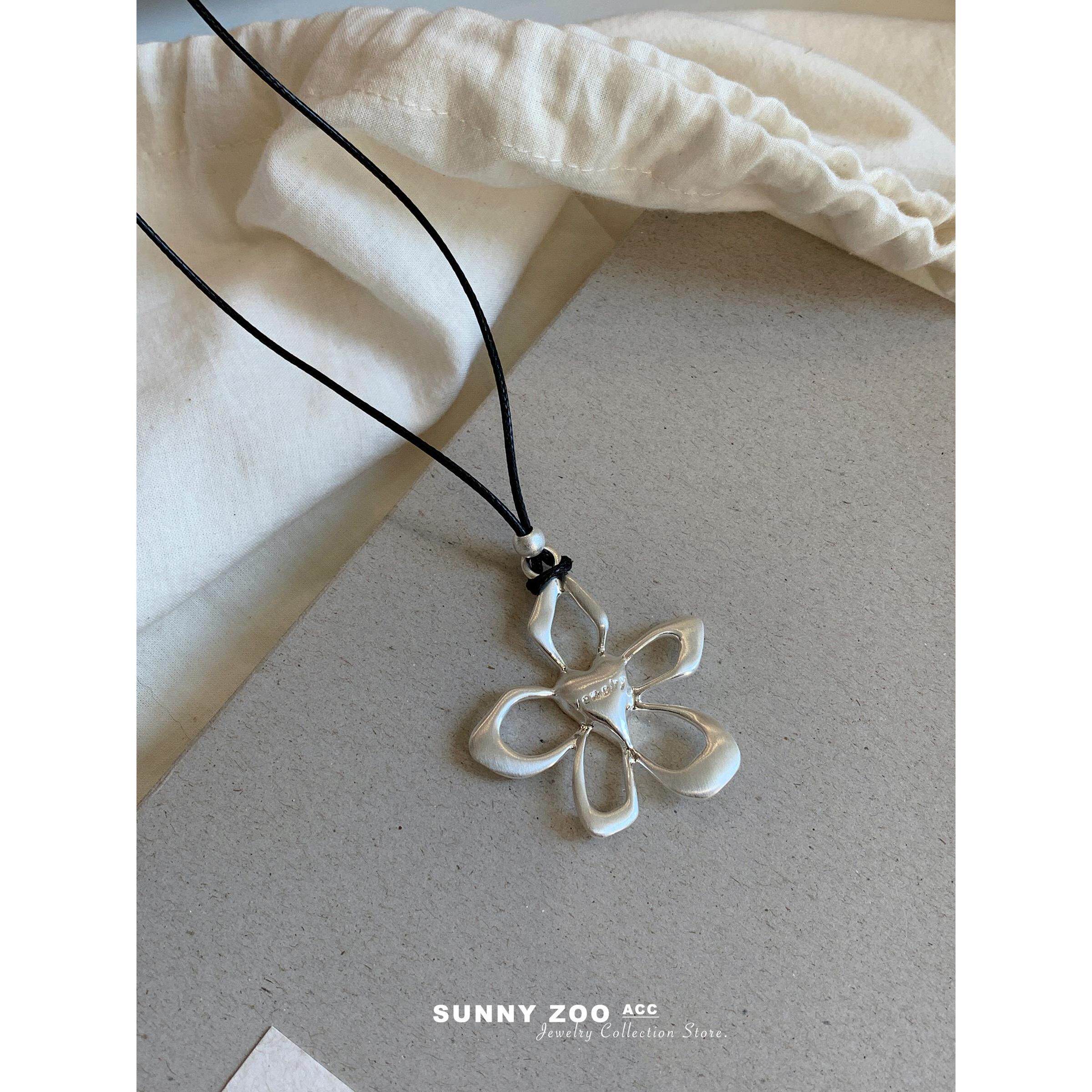 韩系ins拉丝花朵黑绳中长毛衣项链女款轻奢小众甜美百搭气质配饰
