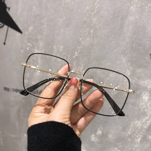GlassesWithGlitterFrame