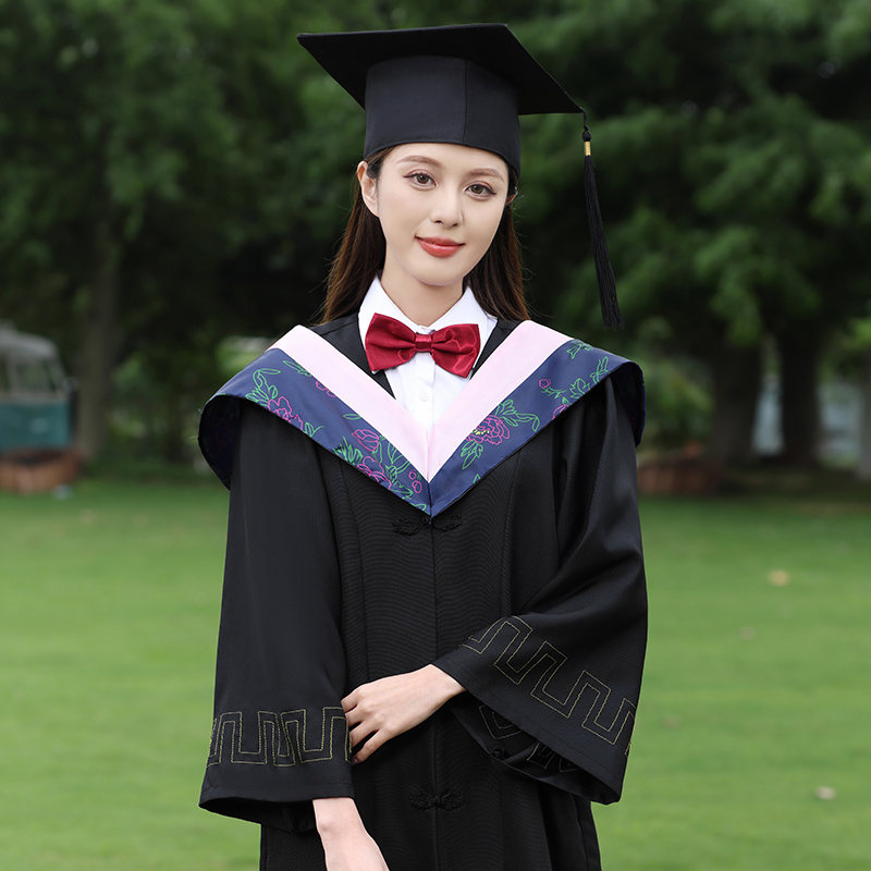 学士服大学生男女毕业拍照