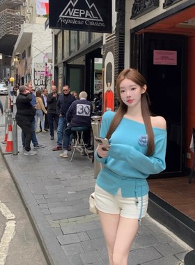 魏妮妮蓝色斜肩针织长袖上衣女春季设计感收腰外搭薄款宽松毛衣女