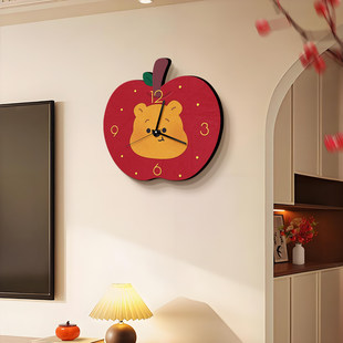 苹果可爱小熊时钟挂墙2026新款客厅钟表装饰画创意卡通静音墙壁钟