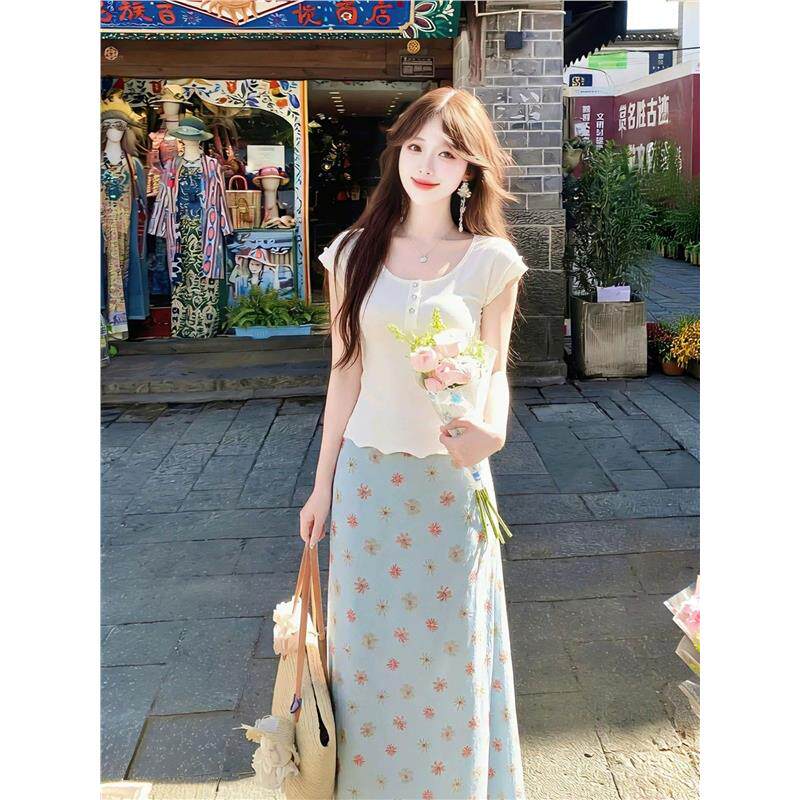 简约修身小飞袖t恤上衣女初夏穿搭一整套碎花鱼尾半身长裙两件套