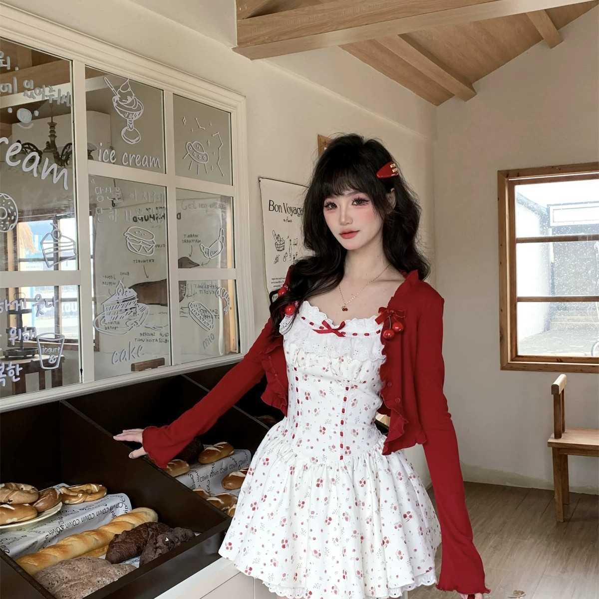 小樱桃 法式方领碎花小飞袖连衣裙两件套