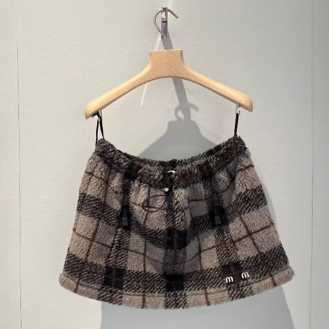 南油高定25秋冬新品字母徽标格纹撞色抽绳松紧腰拉链口袋毛绒半裙