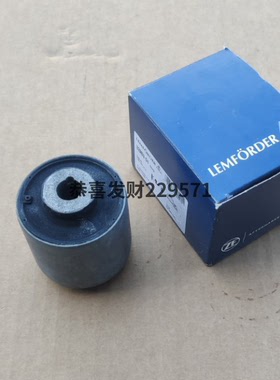 适用奔驰W221 S320S300S350S400W211E180E260CLSW211上下摆臂胶套