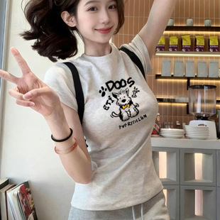正肩圆领白灰色短袖T恤女夏季2026爆款卡通小狗印花洋气百搭上衣