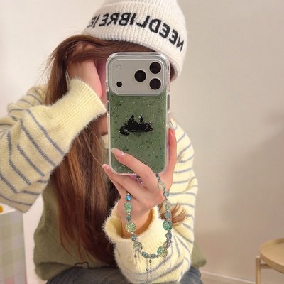 草地萤火虫玩耍小黑猫适用16pro苹果17ProMax手机壳iPhone15全包14新款13防摔手链保护套