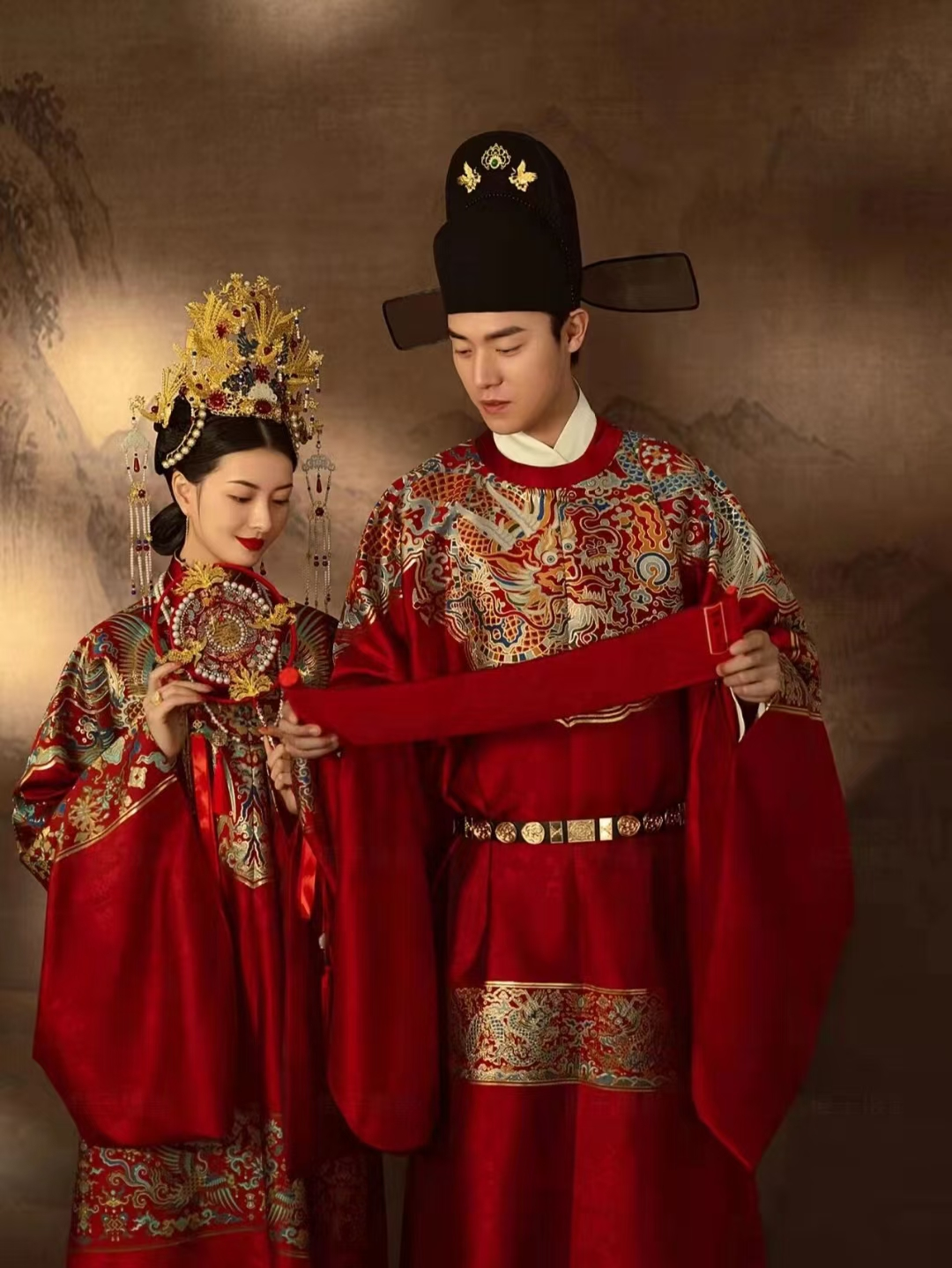 出租明制汉服婚服凤冠霞帔结婚敬酒迎宾中式嫁衣婚礼婚嫁定制租赁
