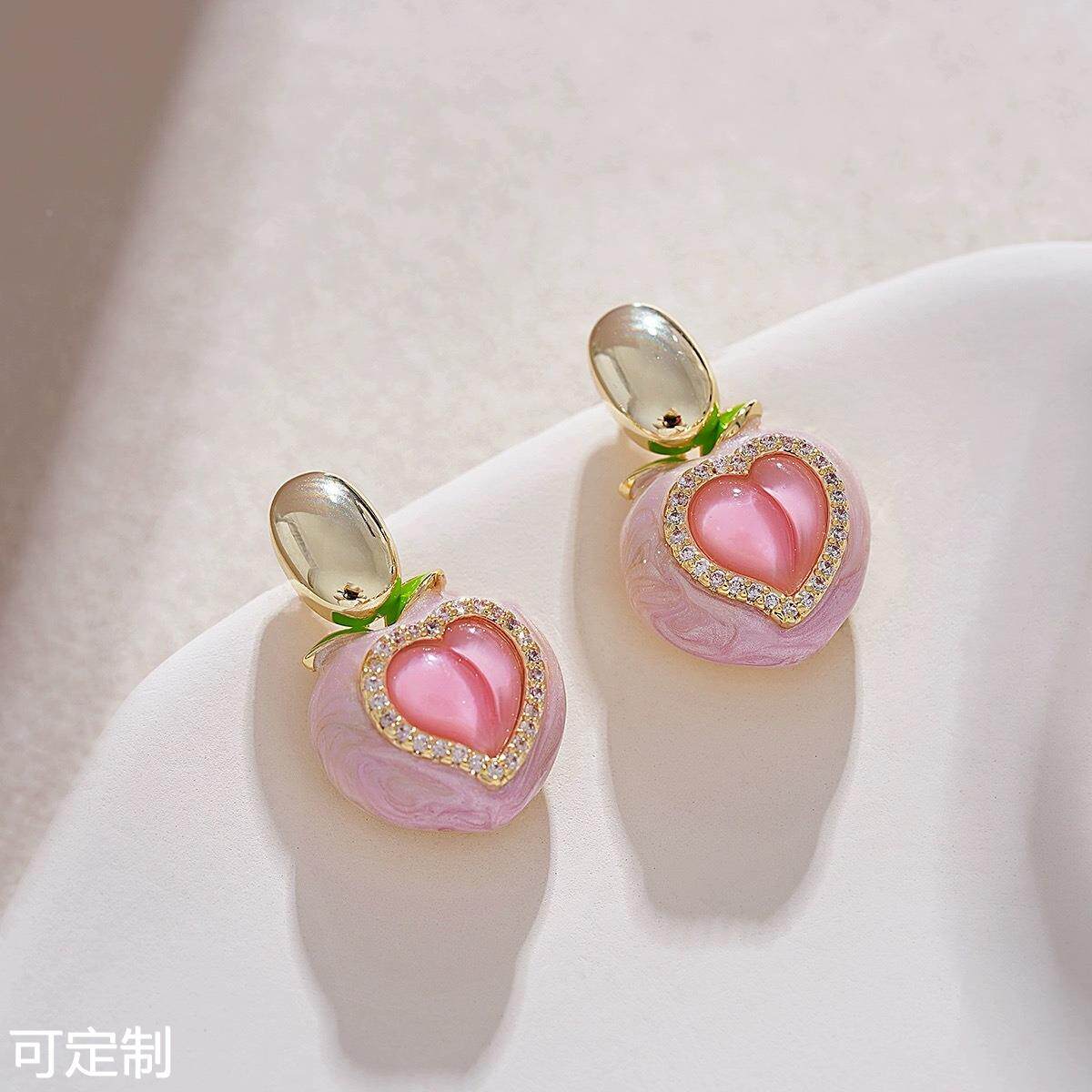 2027年春季新款耳钉高级感粉色水蜜桃少女耳环独特设计感心形耳饰