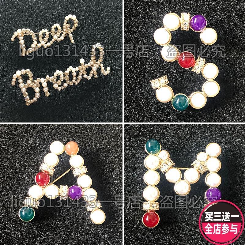 职业阿玛施特2021新款字母胸针珍珠别针毛衣西装外套配饰品牌胸花