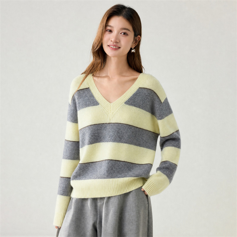 山羊绒V领拼色条纹宽松毛衣女