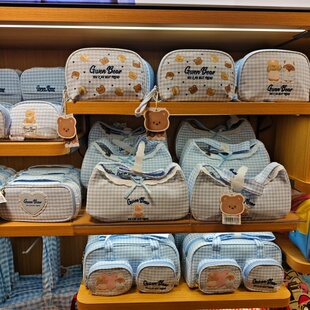 名创优品GWEN BEAR奶油小熊CP化妆包收纳包单肩包托特包名创优品