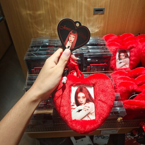 名创优品jennie Ruby系列爱心毛绒卡套挂饰MINISO