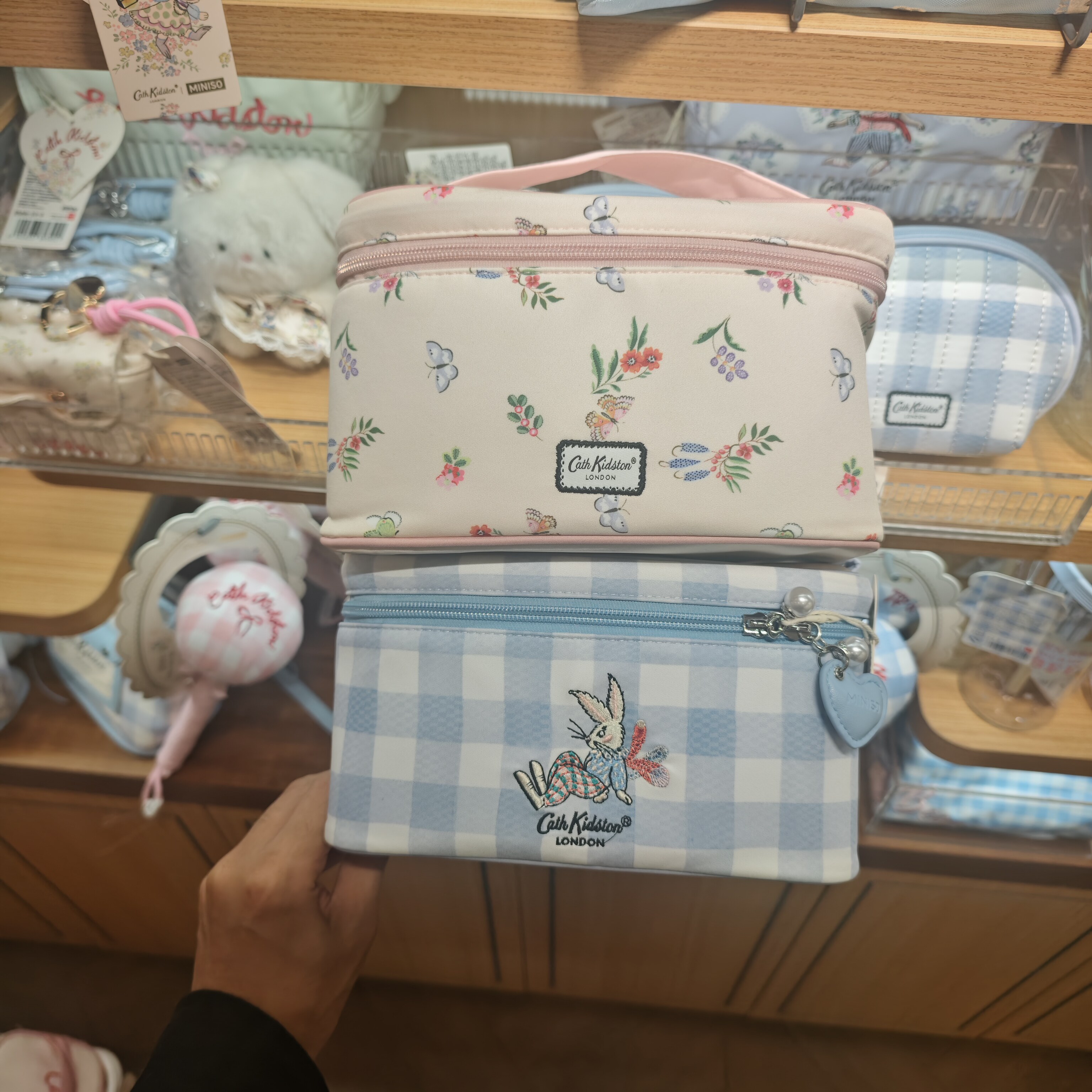 名创优品cath kidston花园工坊粉蝶心语蓝格甜梦手提化妆包MINISO