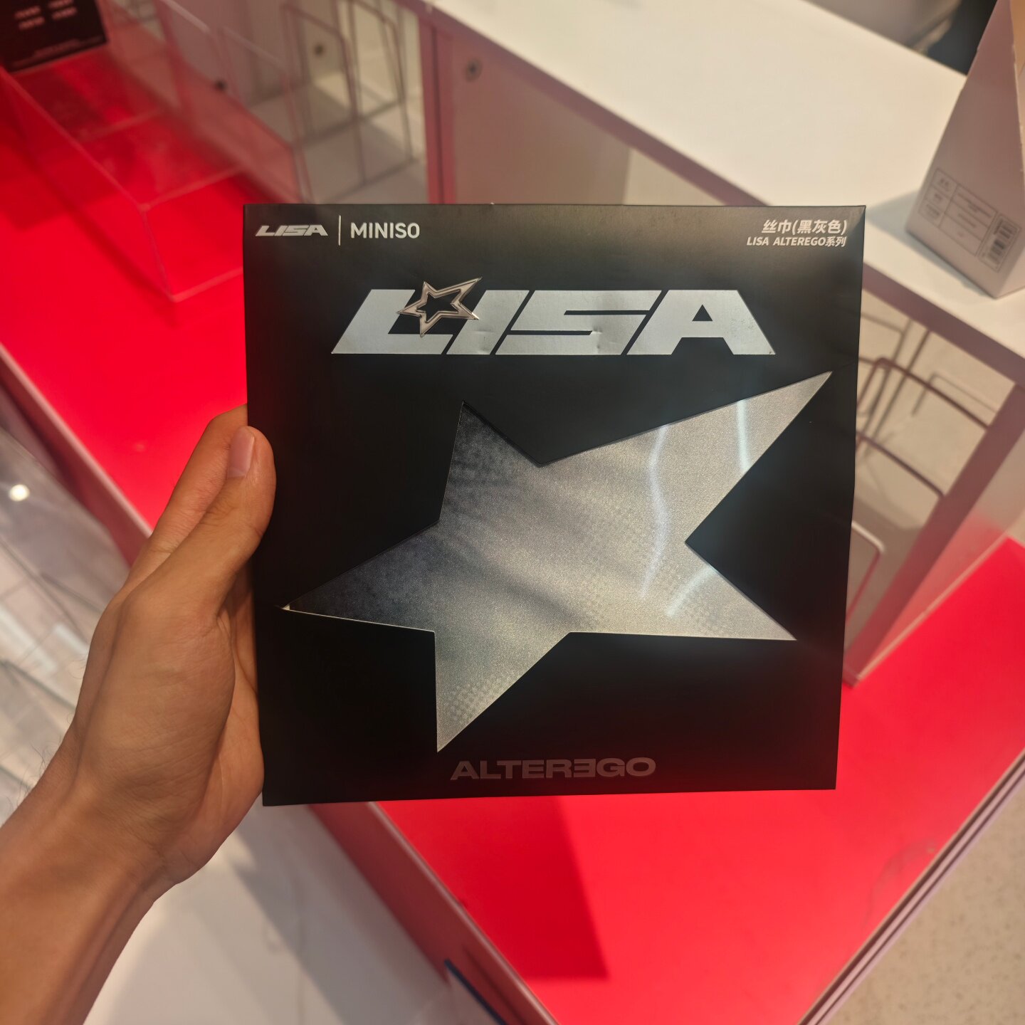 名创优品LISA ALTEREGO系列丝巾名创优品
