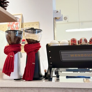 新年装饰咖啡机装饰店铺2026元旦咖啡店甜品店氛围感布置红色围巾