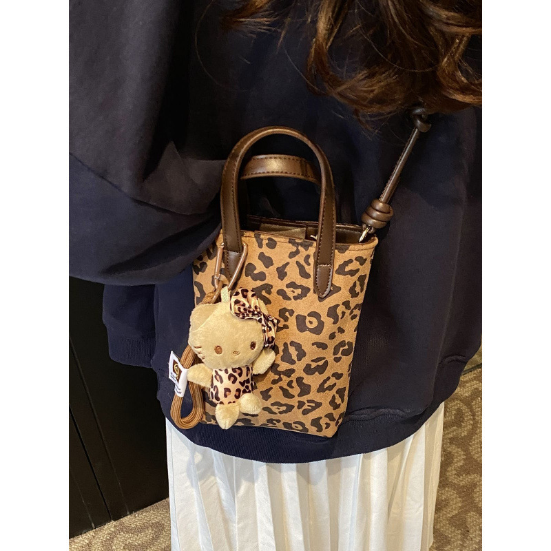 2026秋冬季复古小众豹纹包包女2025新款百搭斜挎包超火麂皮绒面手