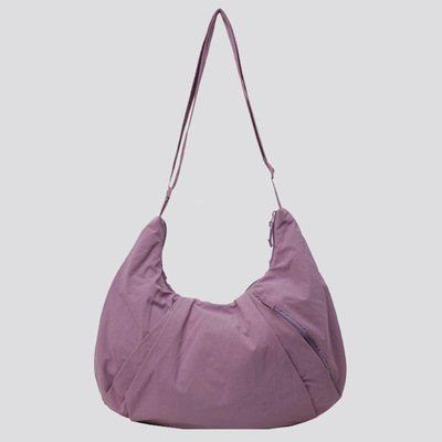 2026日系褶皱斜挎包女大容量纯色布包通勤尼龙布饺子包学生上课单