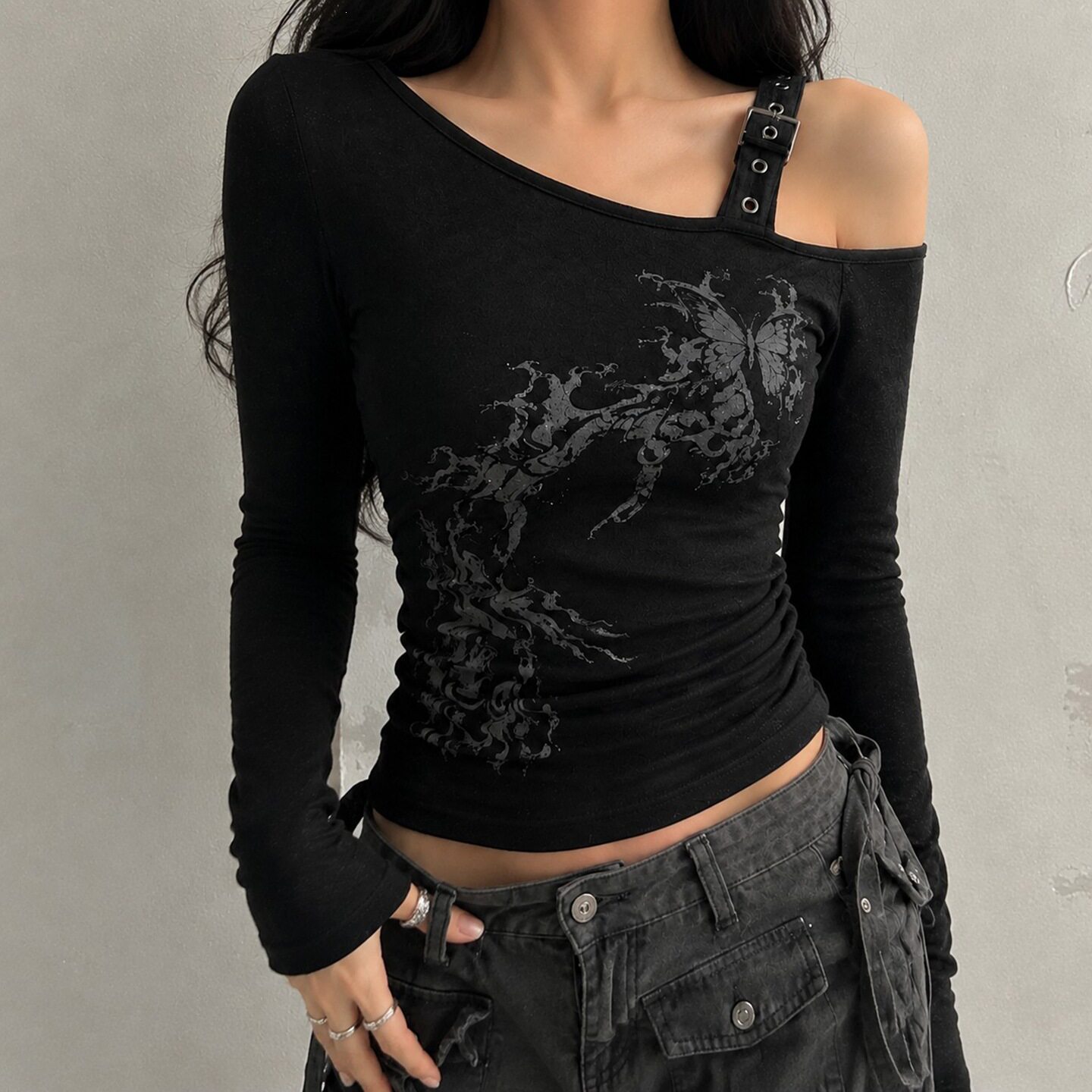 Sexy women's outf 欧美辣妹性感暗黑印花斜肩修身T恤女露肩上衣