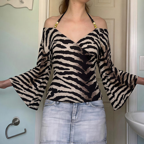 Cross V-neck flared sleeve T-shirt辣妹交叉V领串珠喇叭袖T恤女