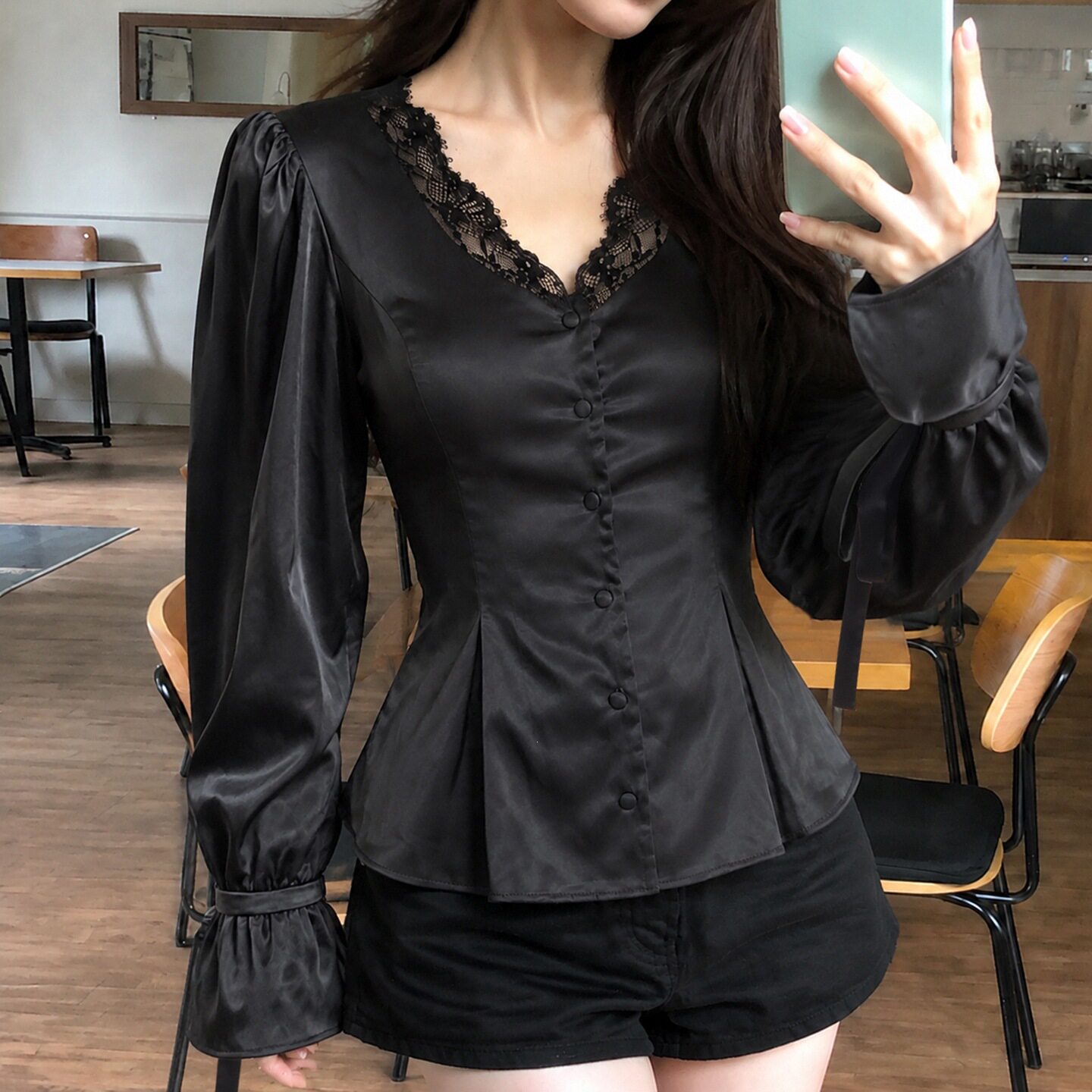 Sexy women's outf 宫廷风蕾丝拼接V领收腰缎面泡泡袖上衣女衬衫