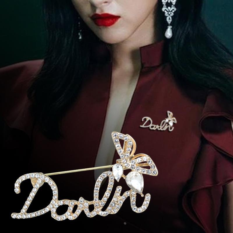 胸针女简约轻巧高档精致别针字母Darlin胸花夏季服装配饰品防走光