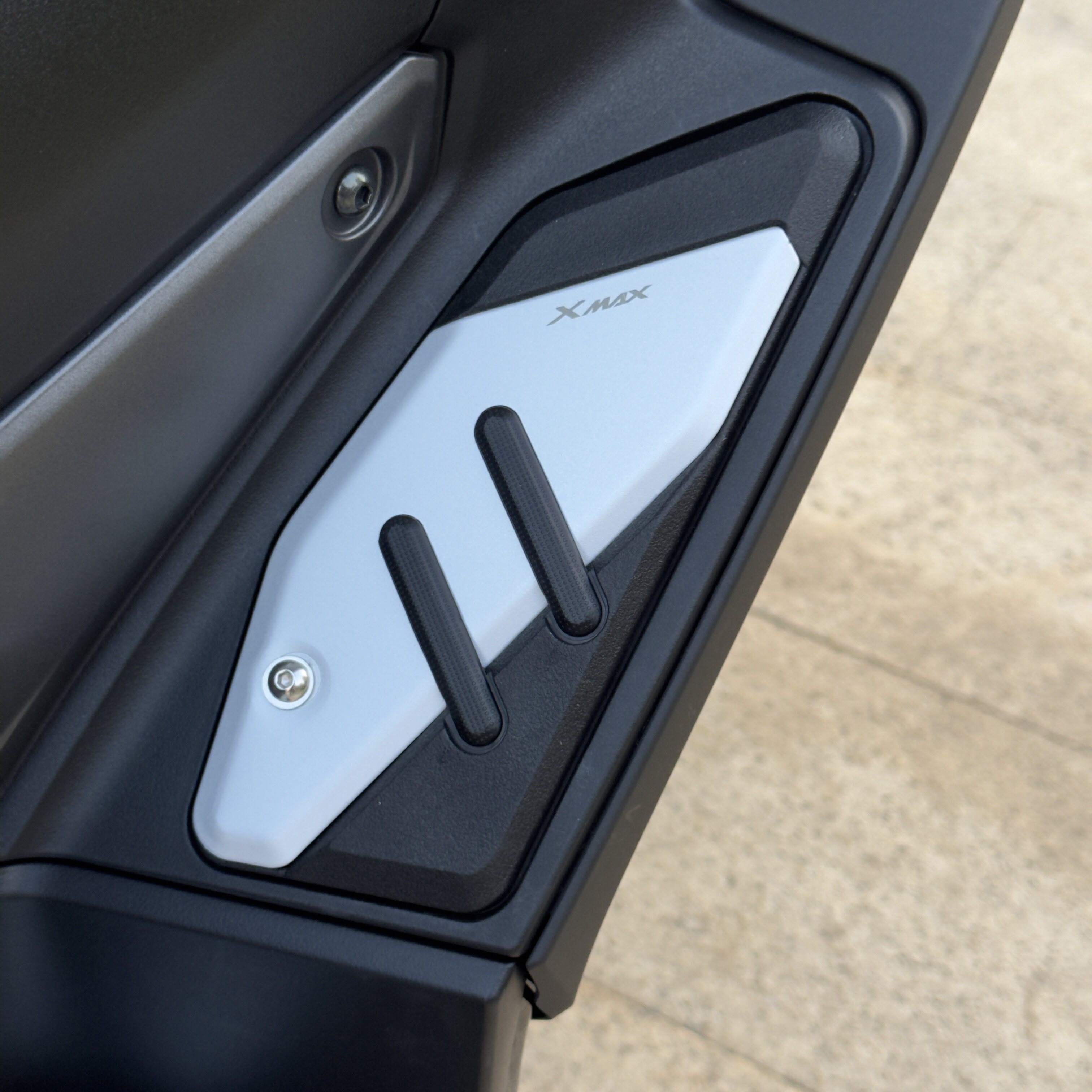 23-26款雅马哈XMAX300改装铝合金脚踏橡胶防滑带防摔胶踏板脚踩垫