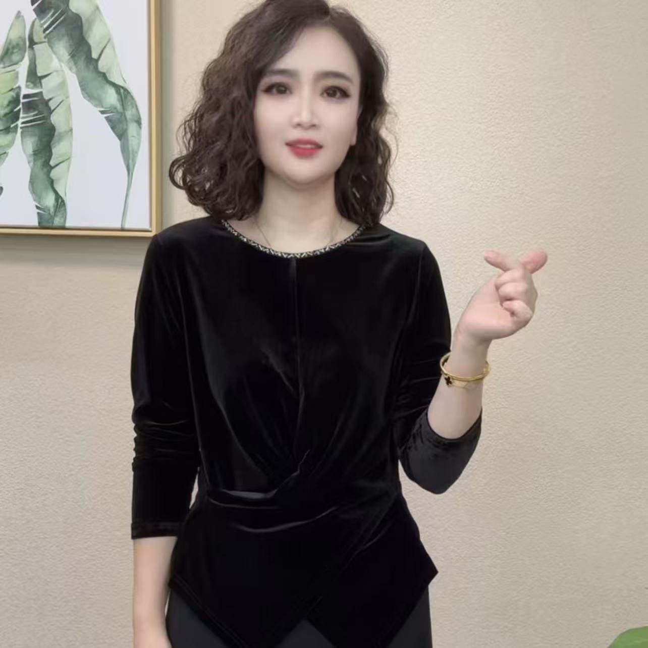 圆领钉珠丝绒长袖打底衫女