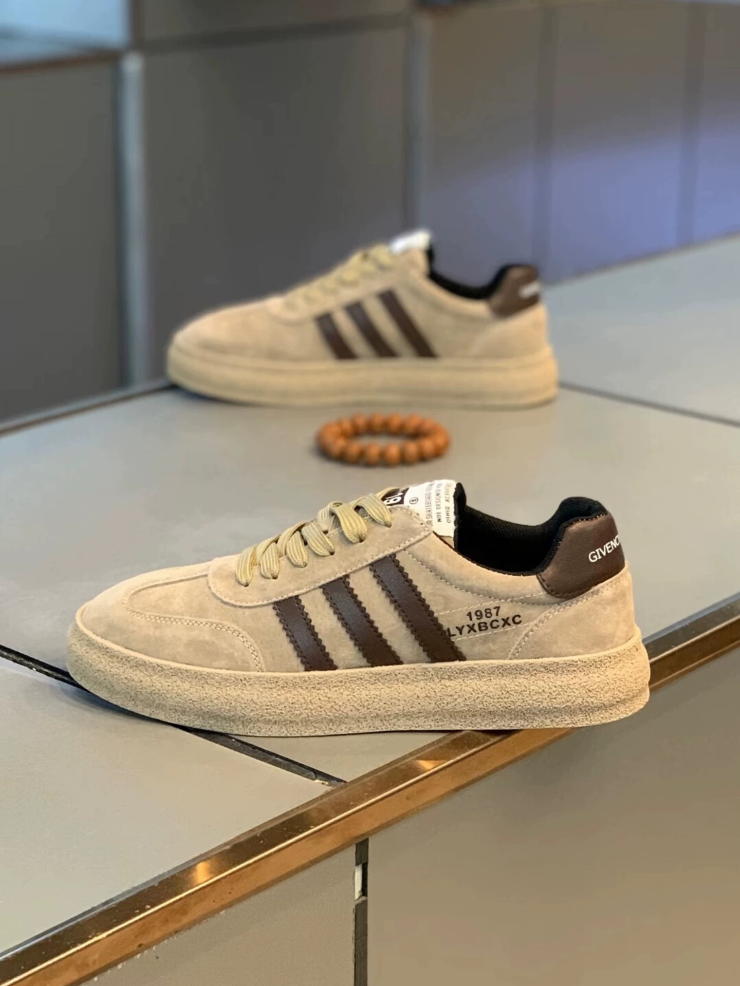 Универсальная мужская обувь в стиле Three Stripes 2024 весна, новая надпись на нубуковой коже, однотонная, модная популярная повседневная обувь