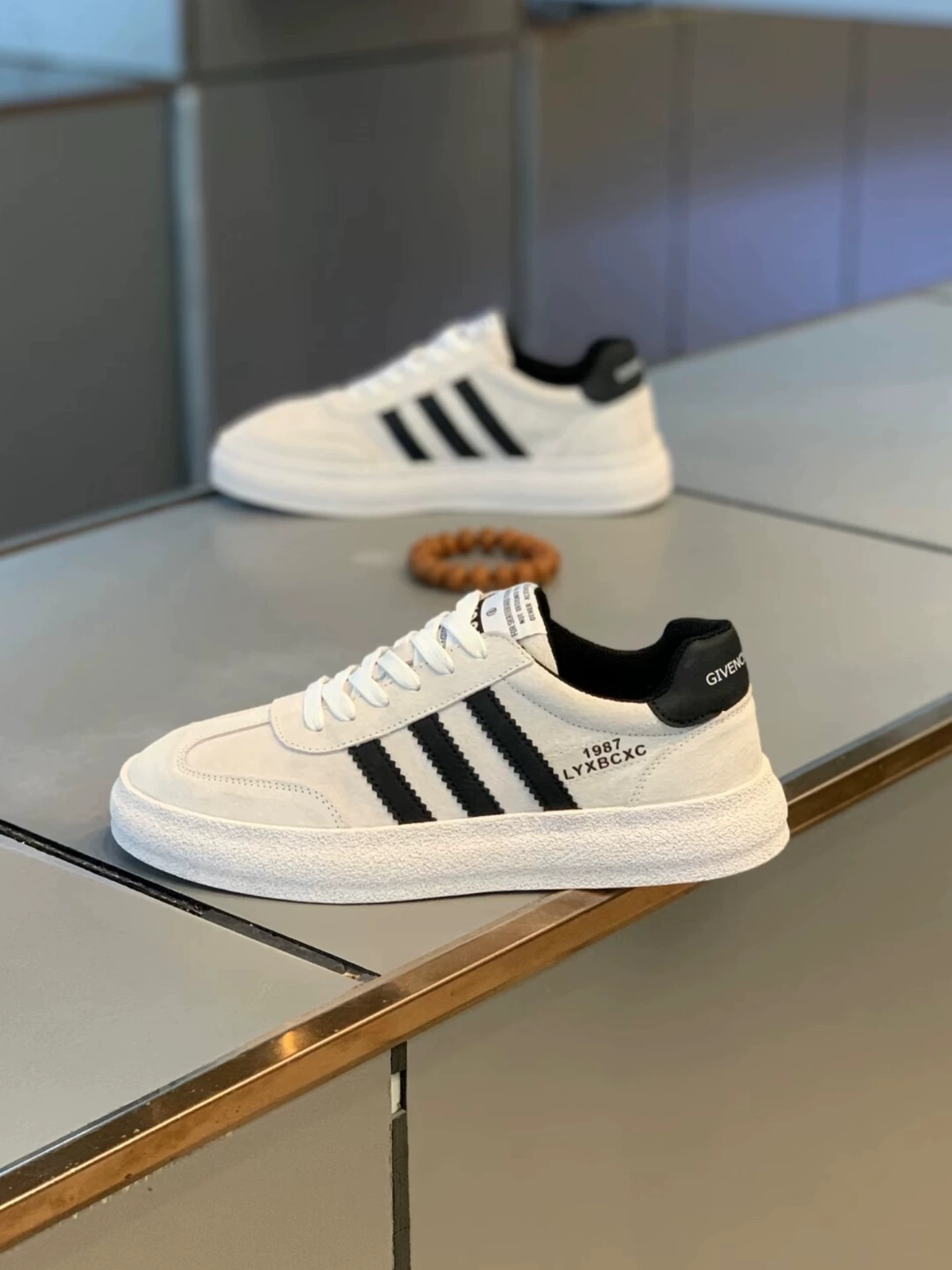 Универсальная мужская обувь в стиле Three Stripes 2024 весна, новая надпись на нубуковой коже, однотонная, модная популярная повседневная обувь