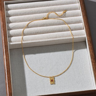 时尚 高级金属肌理感方形镶嵌红宝石吊坠锁骨链日常通勤项链 轻奢款