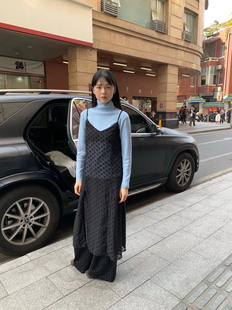 宽松时髦设计款 蕾丝吊带连衣裙 叠穿显瘦花朵刺绣中长款