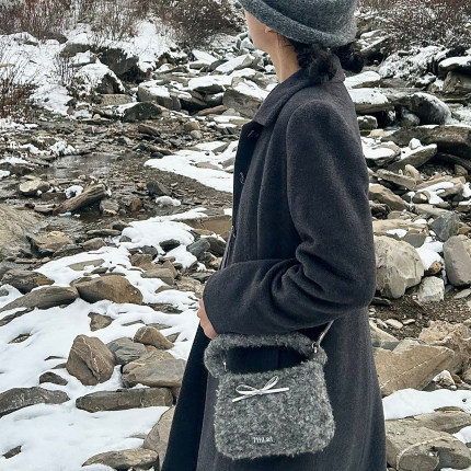 7THLAT抓毛呢单肩斜挎包女高级感小众设计毛绒手提包可爱羊羔毛包