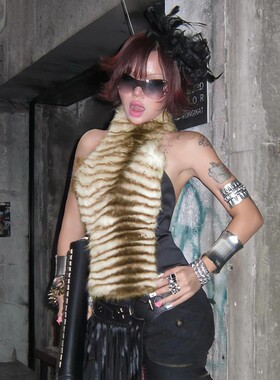 Backless sleeveless round neck short jacket露背无袖圆领上衣