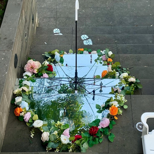 户外阶梯雨伞镜面花艺装置网红雨天镜艺术展仿真花打卡美陈道具