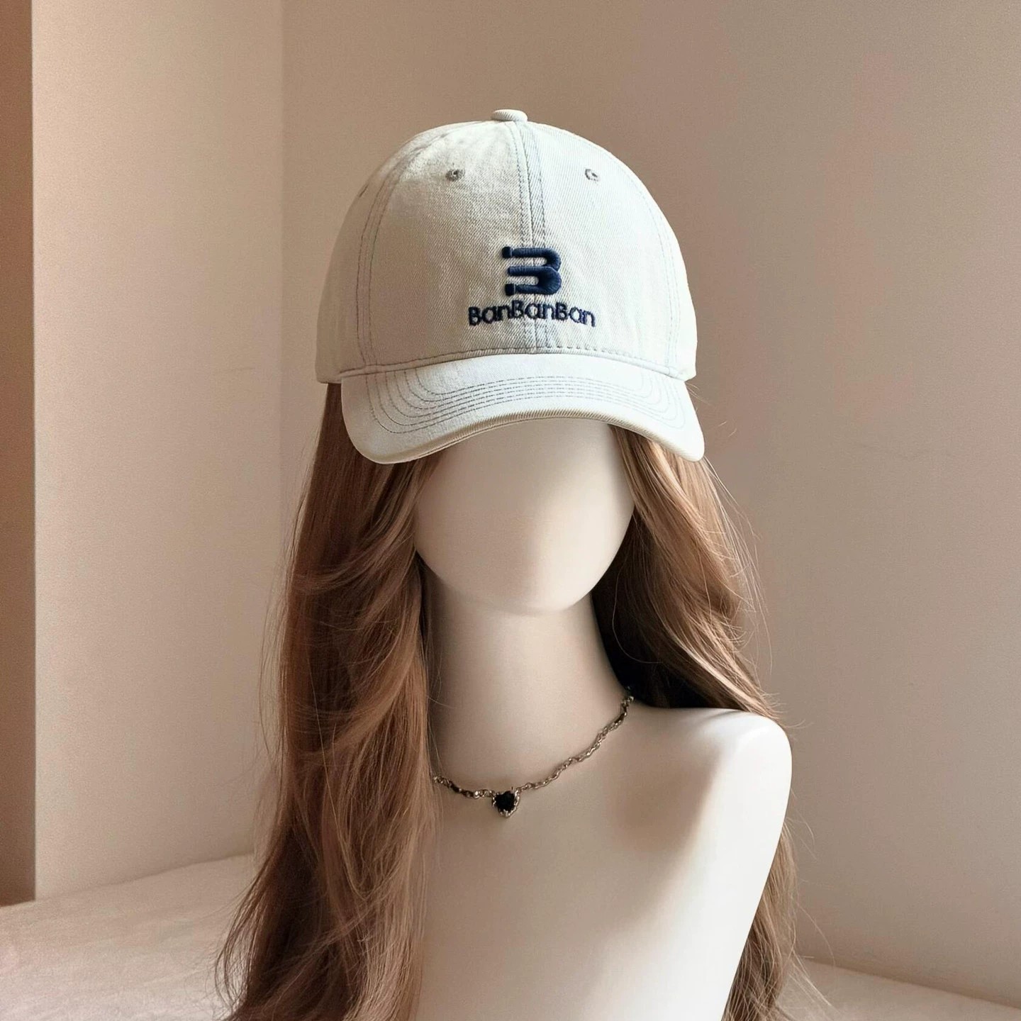 新款显脸小刺绣浅色鸭舌帽女款