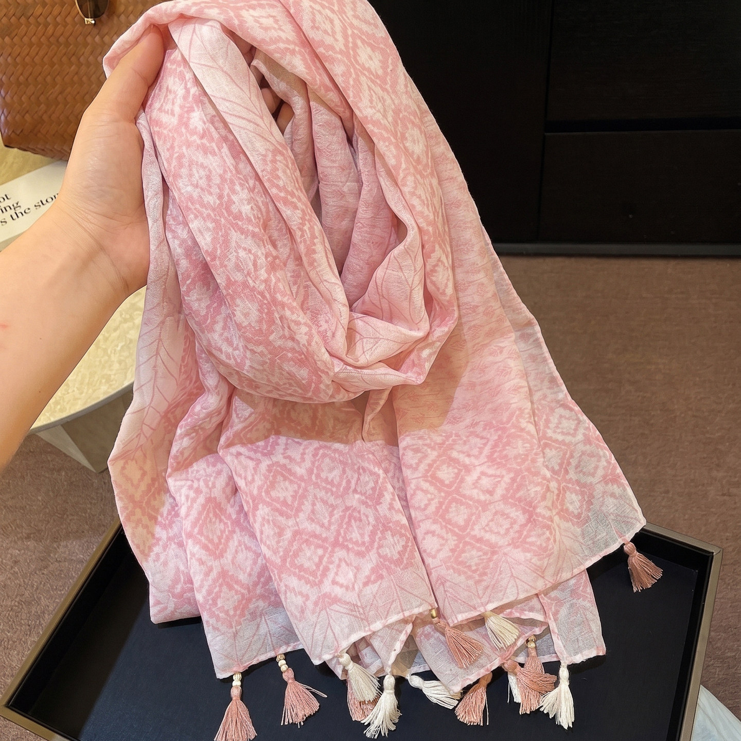 氛围感粉色菱格纹提花流苏围巾女
