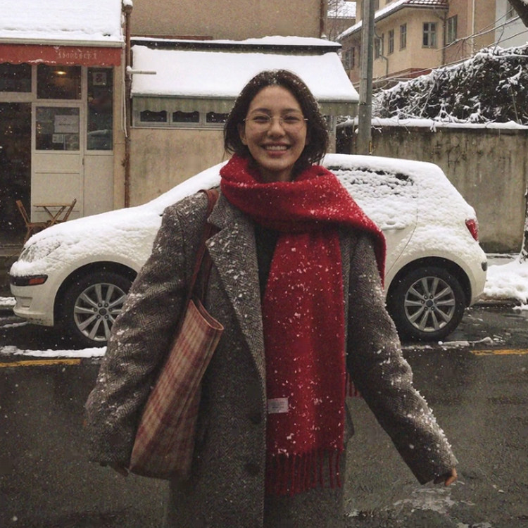 韩版红色显白围巾女冬季雪景氛围