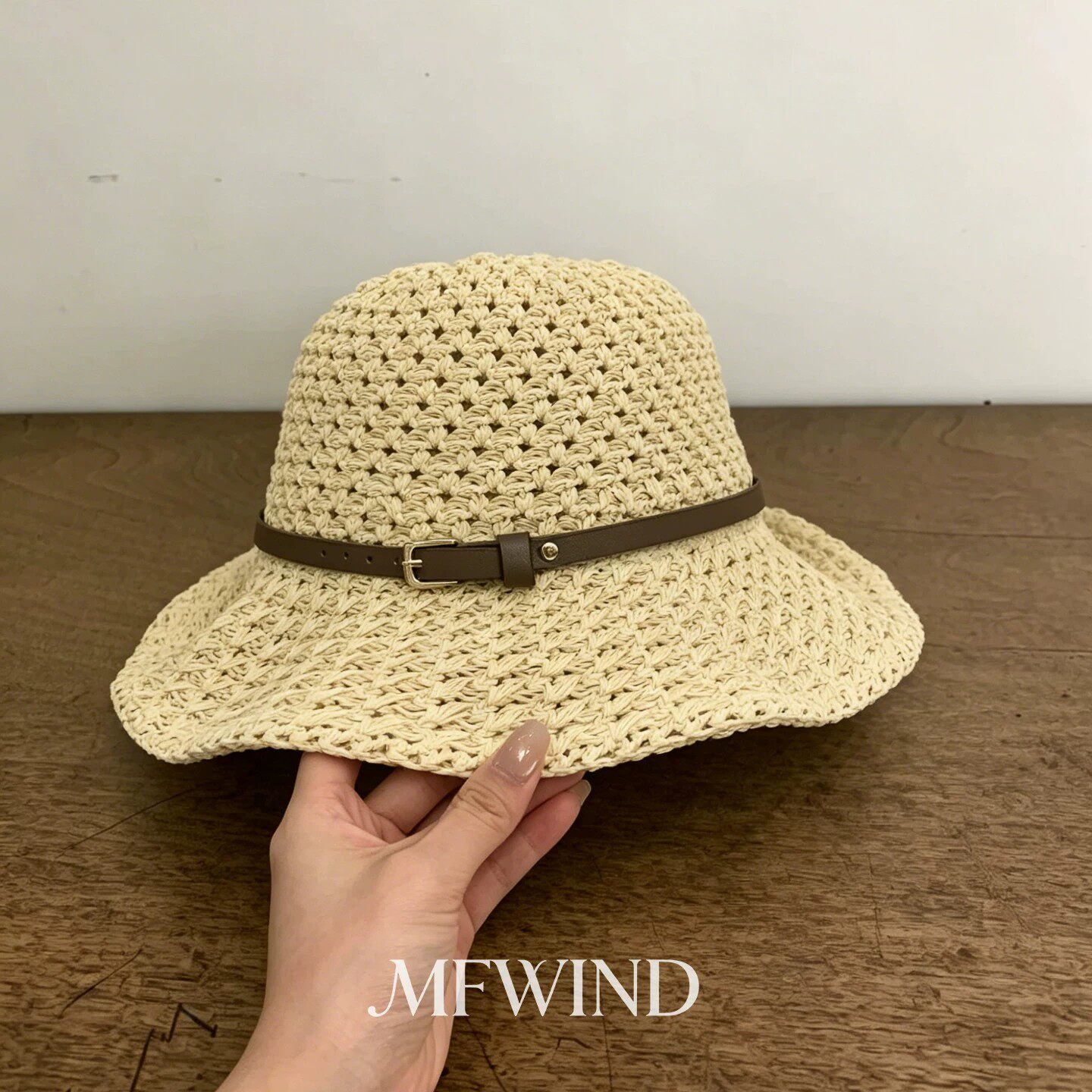 新款卡其色镂空皮扣草编渔夫帽女